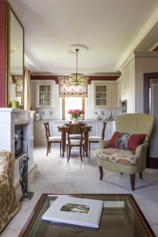 Фото интерьера столовой небольшого дома в стиле неоклассика