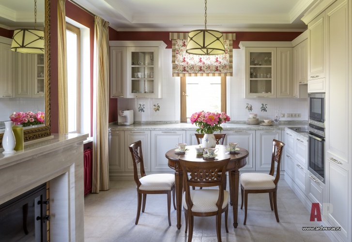 Фото интерьера кухни небольшого дома в стиле неоклассика