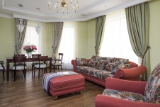 Фото интерьера гостиной небольшого дома в стиле неоклассика