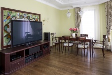 Фото интерьера гостиной небольшого дома в стиле неоклассика