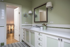 Фото интерьера санузла небольшого дома в стиле неоклассика