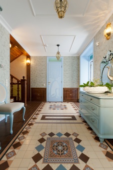 Фото интерьера входной зоны дома в стиле неоклассика