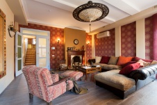 Фото интерьера гостиной дома в стиле неоклассика