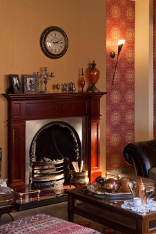 Фото интерьера каминной дома в стиле неоклассика