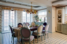 Фото интерьера столовой дома в стиле неоклассика