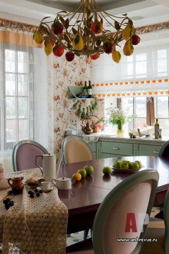 Фото интерьера столовой дома в стиле неоклассика