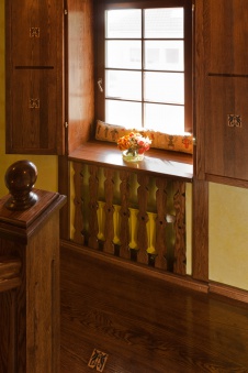 Фото интерьера лестницы дома в стиле неоклассика