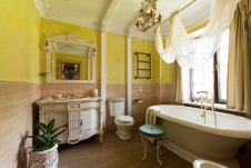 Фото интерьера ванной дома в стиле неоклассика