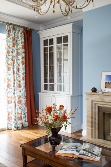 Фото интерьера гостиной таунхауса в современном стиле