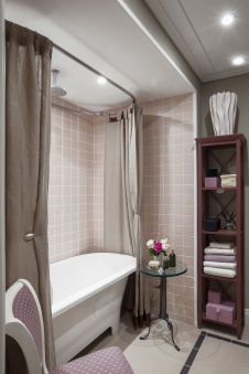 Фото интерьера ванной квартиры в стиле неоклассика