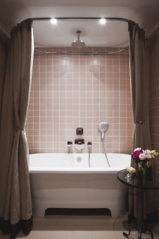 Фото интерьера ванной квартиры в стиле неоклассика
