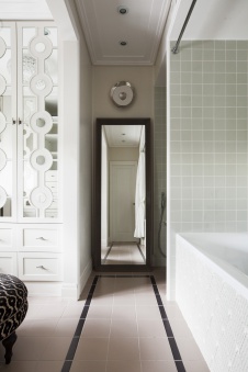 Фото интерьера санузла квартиры в стиле неоклассика