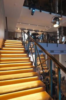 Фото интерьера лестницы ресторана в стиле минимализм