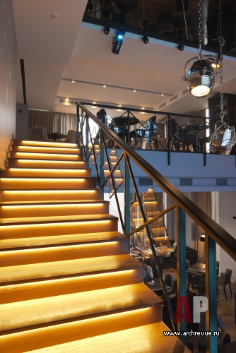 Фото интерьера лестницы ресторана в стиле минимализм
