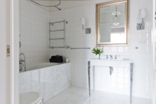 Фото интерьера ванной квартиры в современном стиле Фото интерьера санузла квартиры в современном стиле