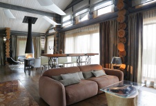 Фото интерьера зоны отдыха деревянного дома в эко стиле