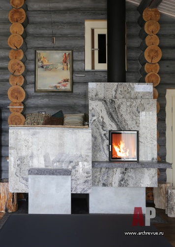 Фото интерьера камина деревянного дома в эко стиле