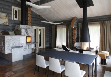 Фото интерьера столовой деревянного дома в эко стиле