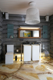 Фото интерьера санузла деревянного дома в эко стиле