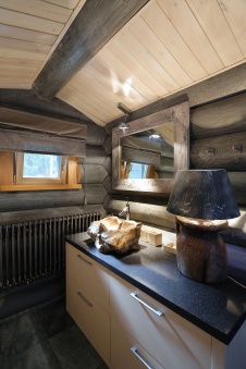 Фото интерьера гостевого санузла деревянного дома в эко стиле