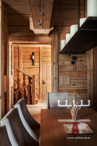 Фото интерьера лестницы деревянного дома в эко стиле