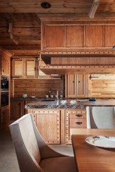 Фото интерьера кухни деревянного дома в эко стиле