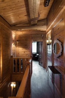 Фото интерьера коридора деревянного дома в эко стиле