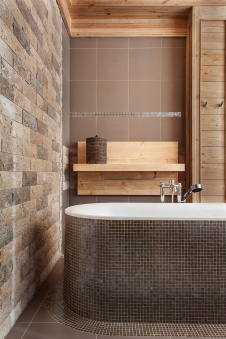 Фото интерьера ванной деревянного дома в эко стиле