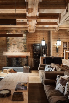 Фото интерьера каминной деревянного дома в эко стиле