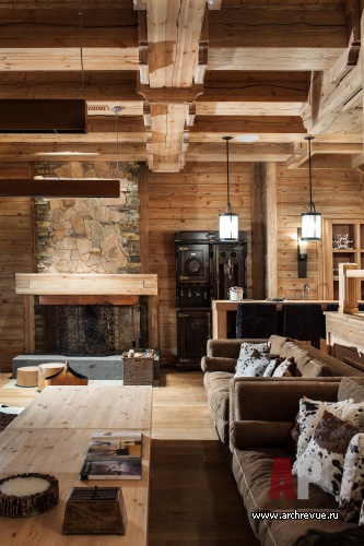 Фото интерьера каминной деревянного дома в эко стиле
