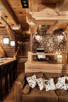 Фото интерьера зоны отдыха деревянного дома в эко стиле