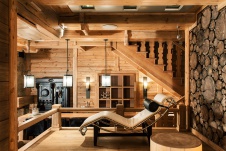 Фото интерьера винотеки деревянного дома в эко стиле