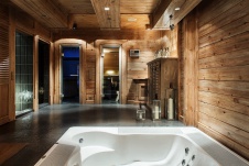 Фото интерьера СПА-зоны деревянного дома в эко стиле