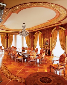 Фото интерьера столовой дома в дворцовом стиле