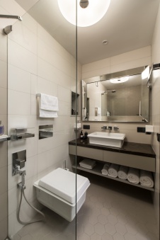 Фото интерьера санузла небольшой квартиры в стиле минимализм