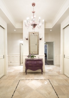 Фото интерьера входной зоны дома в стиле неоклассика