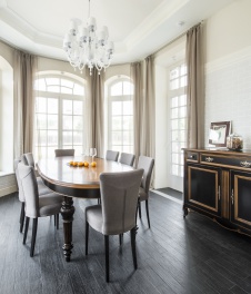 Фото интерьера столовой в стиле неоклассика