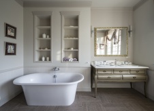 Фото интерьера ванной дома в стиле неоклассика