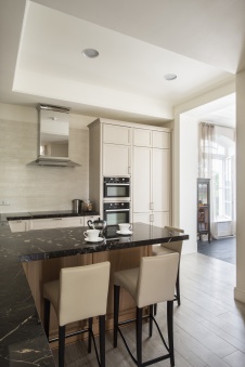 Фото интерьера кухни в стиле неоклассика