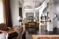 Фото интерьера гостиной пентхауса в стиле неоклассика