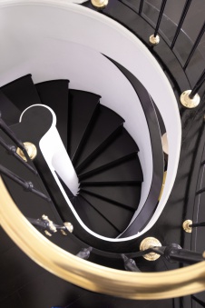 Фото лестницы пентхауса в стиле неоклассика