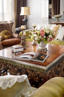 Фото интерьера гостиной пентхауса в стиле неоклассика