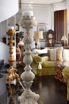 Фото интерьера гостиной пентхауса в стиле неоклассика