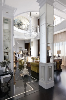 Фото интерьера гостиной пентхауса в стиле неоклассика