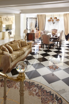 Фото интерьера столовой пентхауса в стиле неоклассика