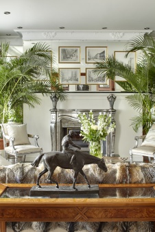 Фото интерьера гостиной квартиры в стиле неоклассика