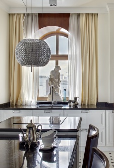 Фото интерьера кухни квартиры в стиле неоклассика