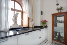 Фото интерьера кухни квартиры в стиле неоклассика