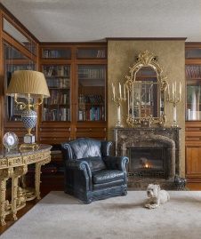 Фото интерьера каминной квартиры в стиле неоклассика
