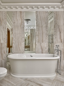 Фото интерьера ванной квартиры в стиле неоклассика